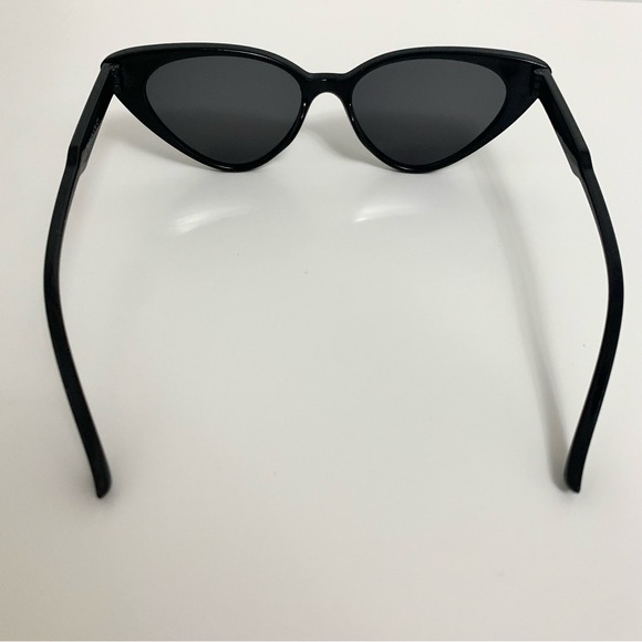 Black Cat Eye Sunglasses 🕶 🐈‍⬛ - Picture 3 of 3